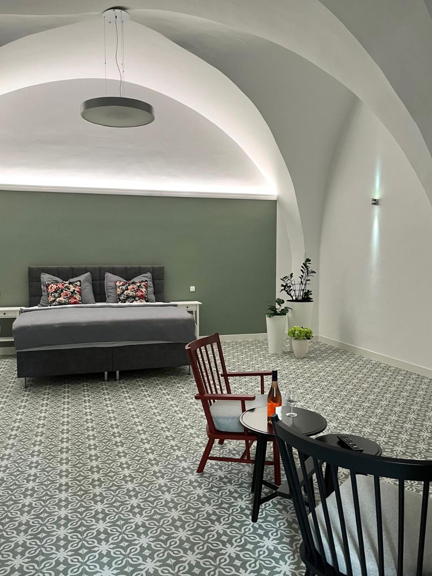 Palac Daun - Studio Apartments Znojmo Extérieur photo